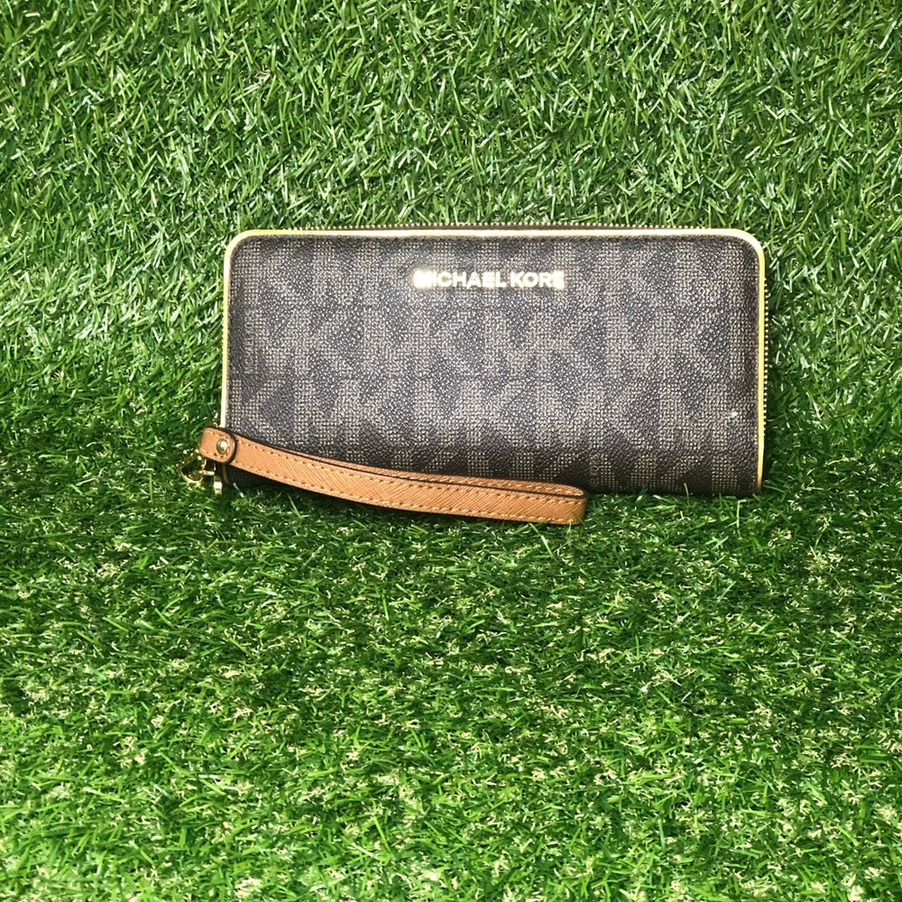 Micheal kors continental wristlet